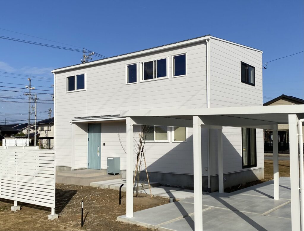 自然素材の質感を活かした開放的な家