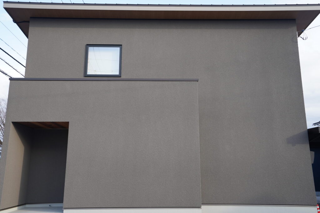 「大きな吹き抜けと1階完結の暮らし。光も家事も、ここで完結する家。」