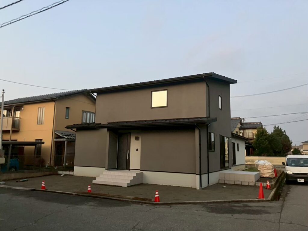 「1F予備室が、未来を広げる。アイアンと木目のモダンリビング。」